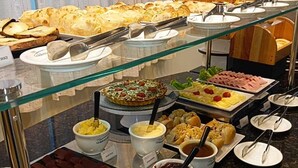 بوفيه فطور مجانًا يوميًا