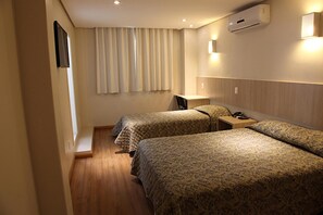 Minibar, desk, blackout curtains, soundproofing - Golden Hotel (Chapecó)