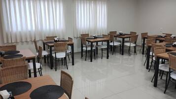 Café da manhã com buffet grátis todos os dias
