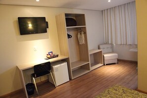 Quarto Casal | Frigobar, escrivaninha, cortinas blackout, quartos à prova de som
