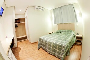 Frigobar, escrivaninha, cortinas blackout, quartos à prova de som