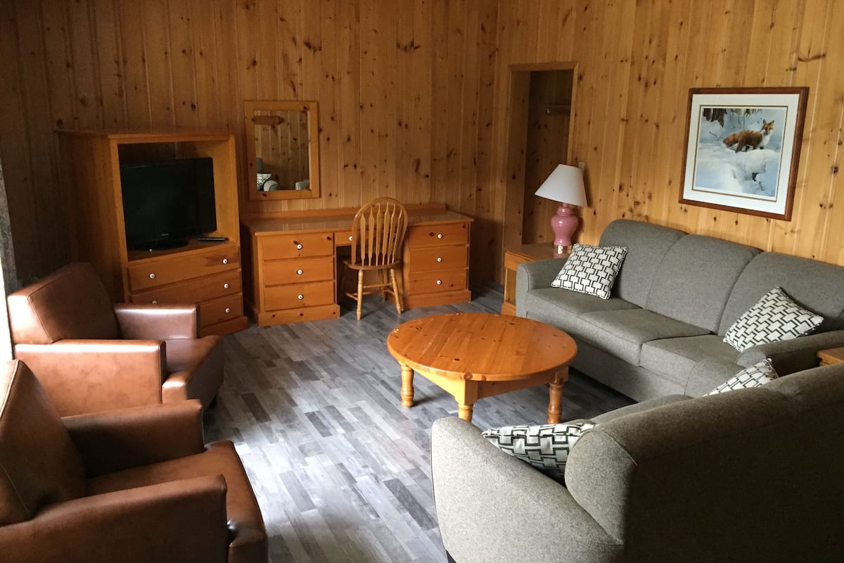 Traditionele suite, 1 slaapkamer, uitzicht op meer | Woonkamer | Flatscreentelevisie