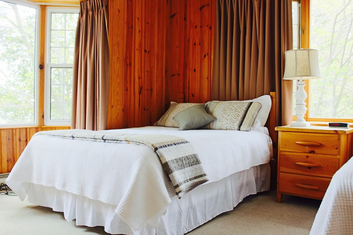Tabla de planchar con plancha y ropa de cama