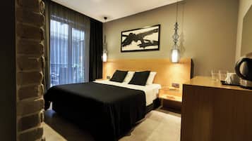 Egyptian cotton sheets, premium bedding, minibar, desk
