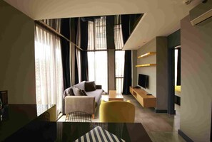 Condo Deluxe | Sala de estar | Televisión LCD 