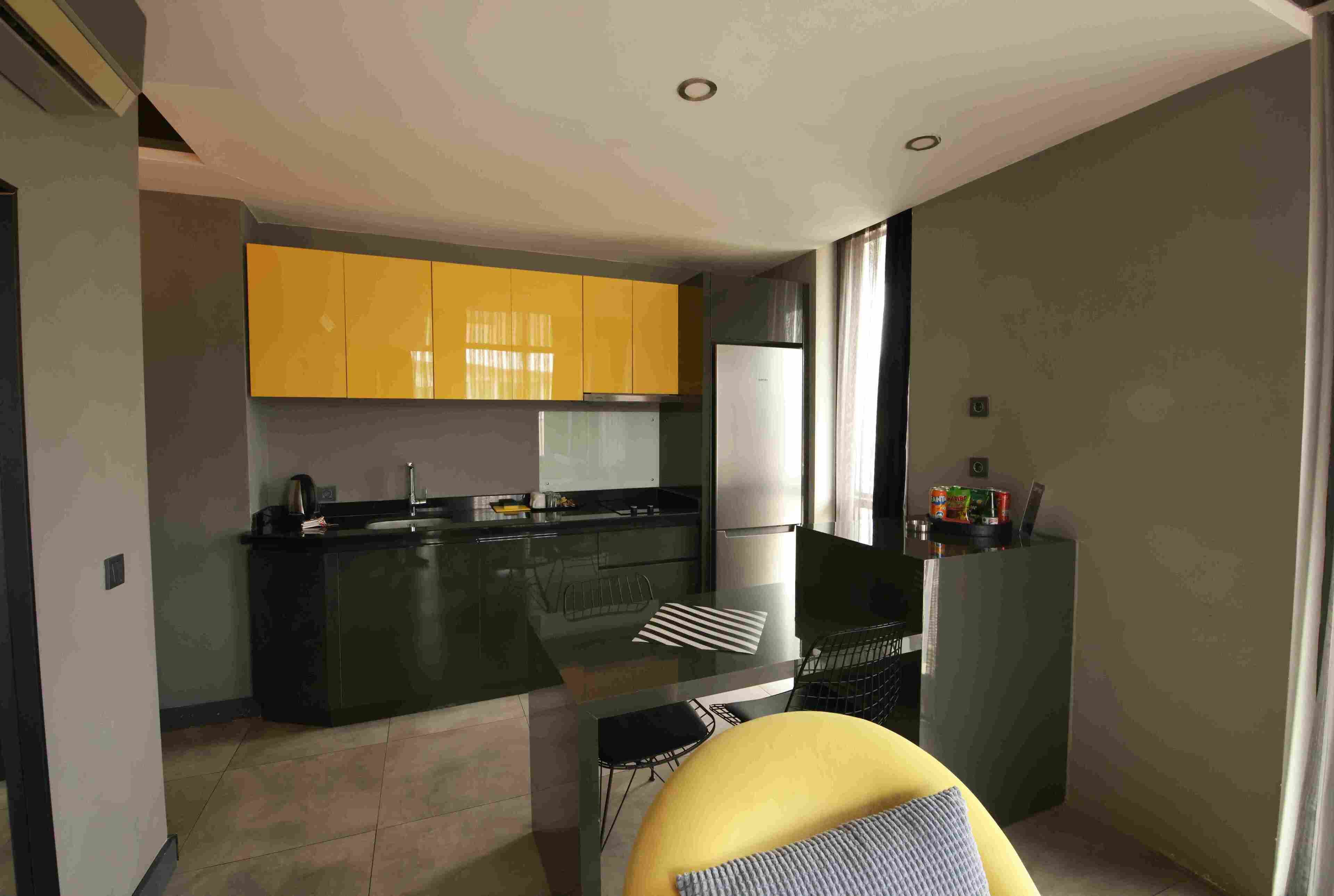 deluxe condo | private kitchen | coffee/tea maker, electric kettle