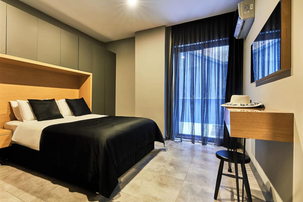 1 quarto, roupas de cama premium, frigobar, escrivaninha