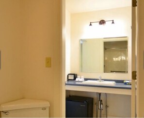 Free toiletries, hair dryer, towels - The Towne Motel (Camden)