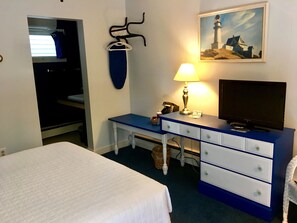 Premium bedding, individually decorated, individually furnished - The Towne Motel (Camden)