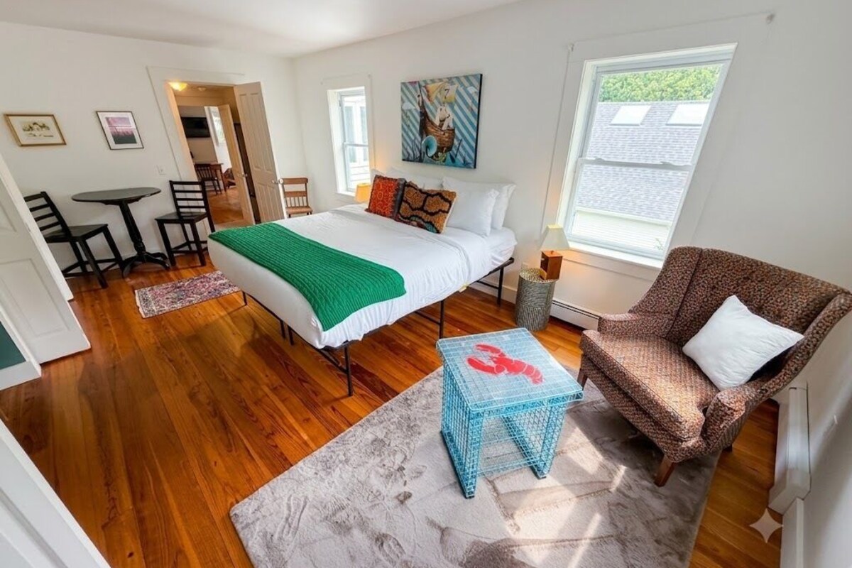 Family Suite, Private Bathroom | Premium bedding, iron/ironing board (on request), WiFi (free)
