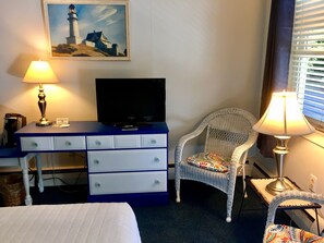 Premium bedding, individually decorated, individually furnished - The Towne Motel (Camden)