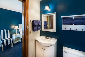 Amenidades de baño gratuitas, secadora de cabello, toallas 
