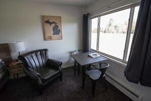 Laptop workspace, blackout drapes, free WiFi, bed sheets - Three Lakes Motel (Michigamme)
