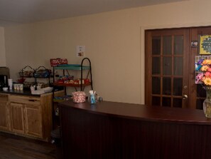 Lobby - Three Lakes Motel (Michigamme)