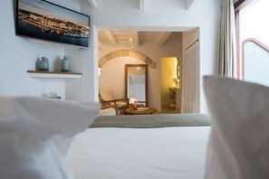Deluxe Suite, Terrace | Premium bedding, minibar, in-room safe, desk - S'Hotelet d'es Born - Suites & SPA (Ciutadella de Menorca)