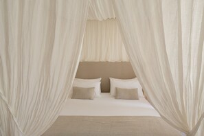 Junior Suite | Premium bedding, minibar, in-room safe, desk - S'Hotelet d'es Born - Suites & SPA (Ciutadella de Menorca)