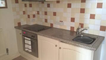 Fridge, oven, stovetop, electric kettle