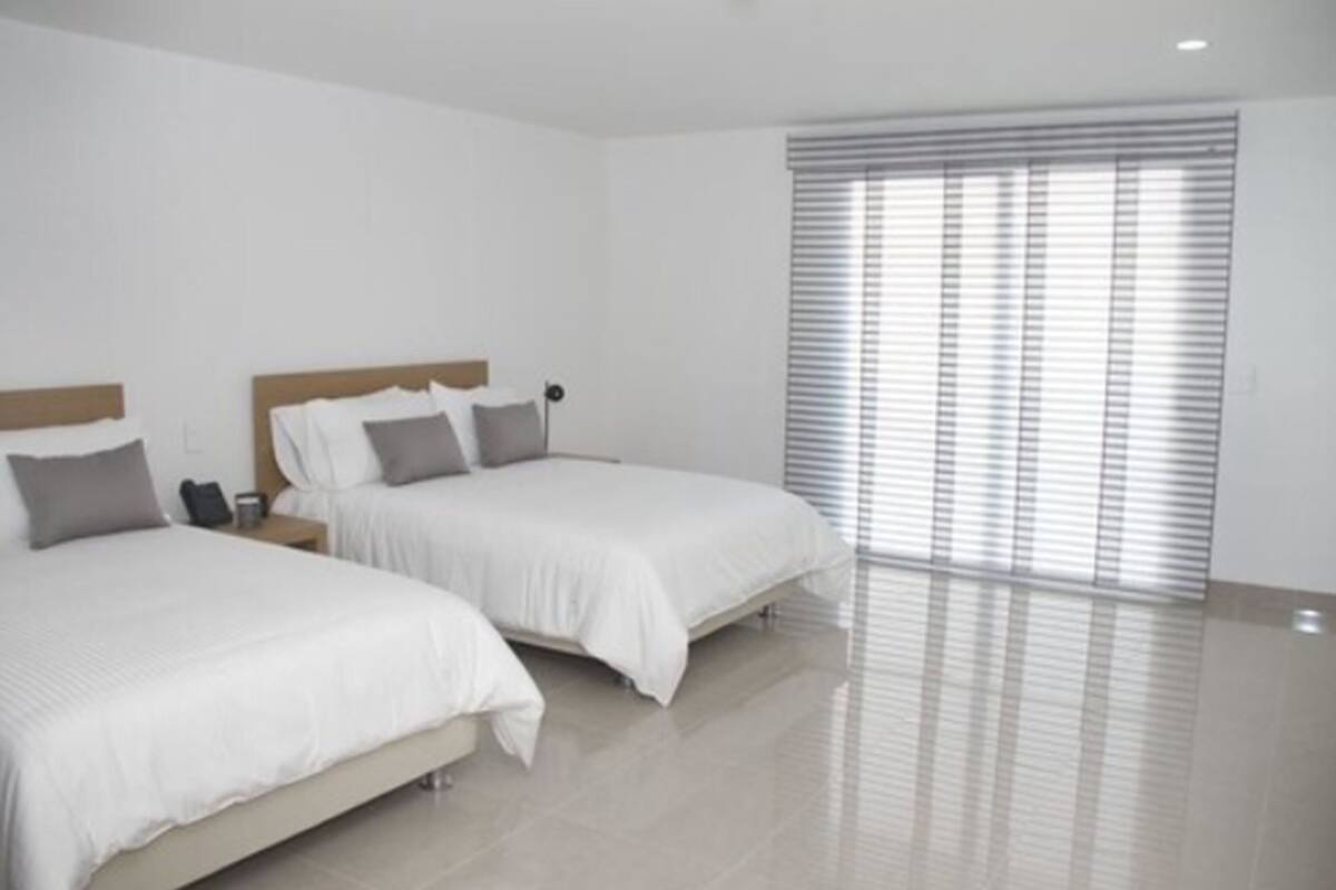 Phòng Suite Junior, 2 giường đôi, ban công | Bộ đồ giường kháng dị ứng, minibar, két bảo mật tại phòng, bàn