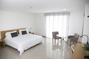 Phòng Suite Junior, 1 giường cỡ king, ban công | Bộ đồ giường kháng dị ứng, minibar, két bảo mật tại phòng, bàn