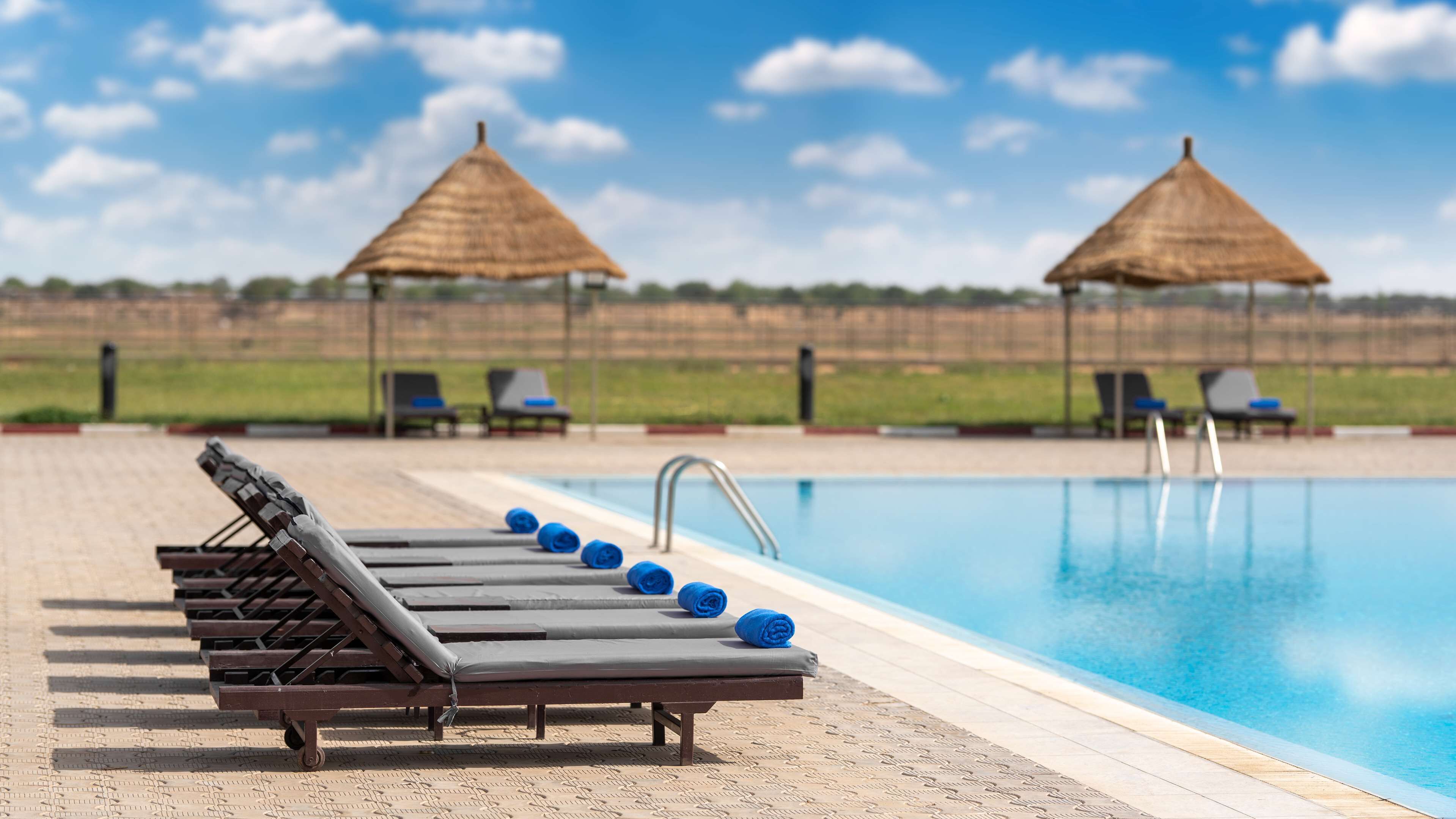 Swim-up bar
