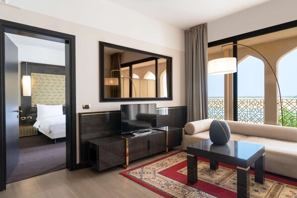 Luxe beddengoed, een minibar, een kluis op de kamer, een bureau