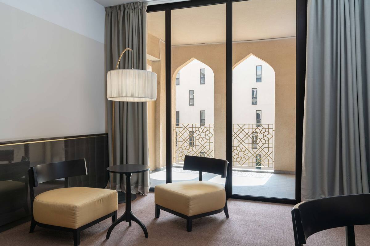 Ropa de cama de alta calidad y minibar 