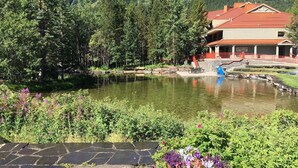 Property grounds - Mount Kidd Manor at Kananaskis (Kananaskis)