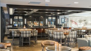Bar (on property) - Mount Kidd Manor at Kananaskis (Kananaskis)