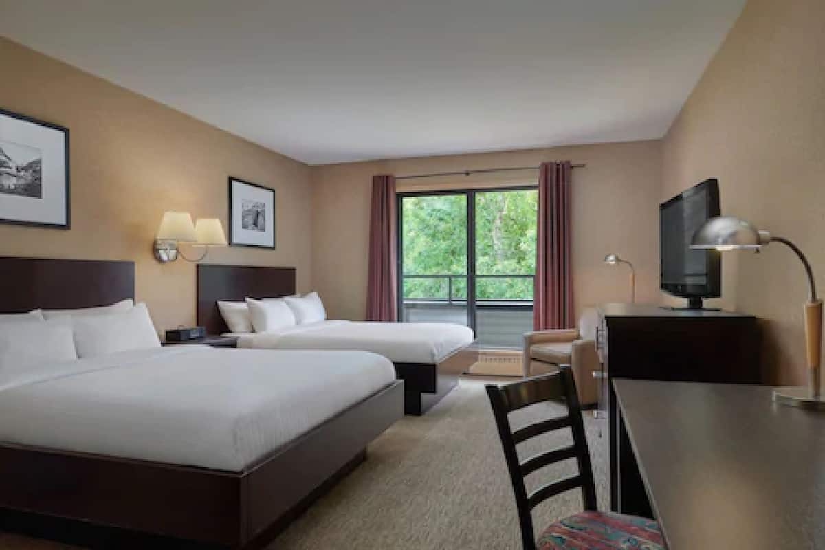 Chambre Deluxe, 2 grands lits | Literie de qualité, coffre-fort, bureau, fer et planche à repasser
