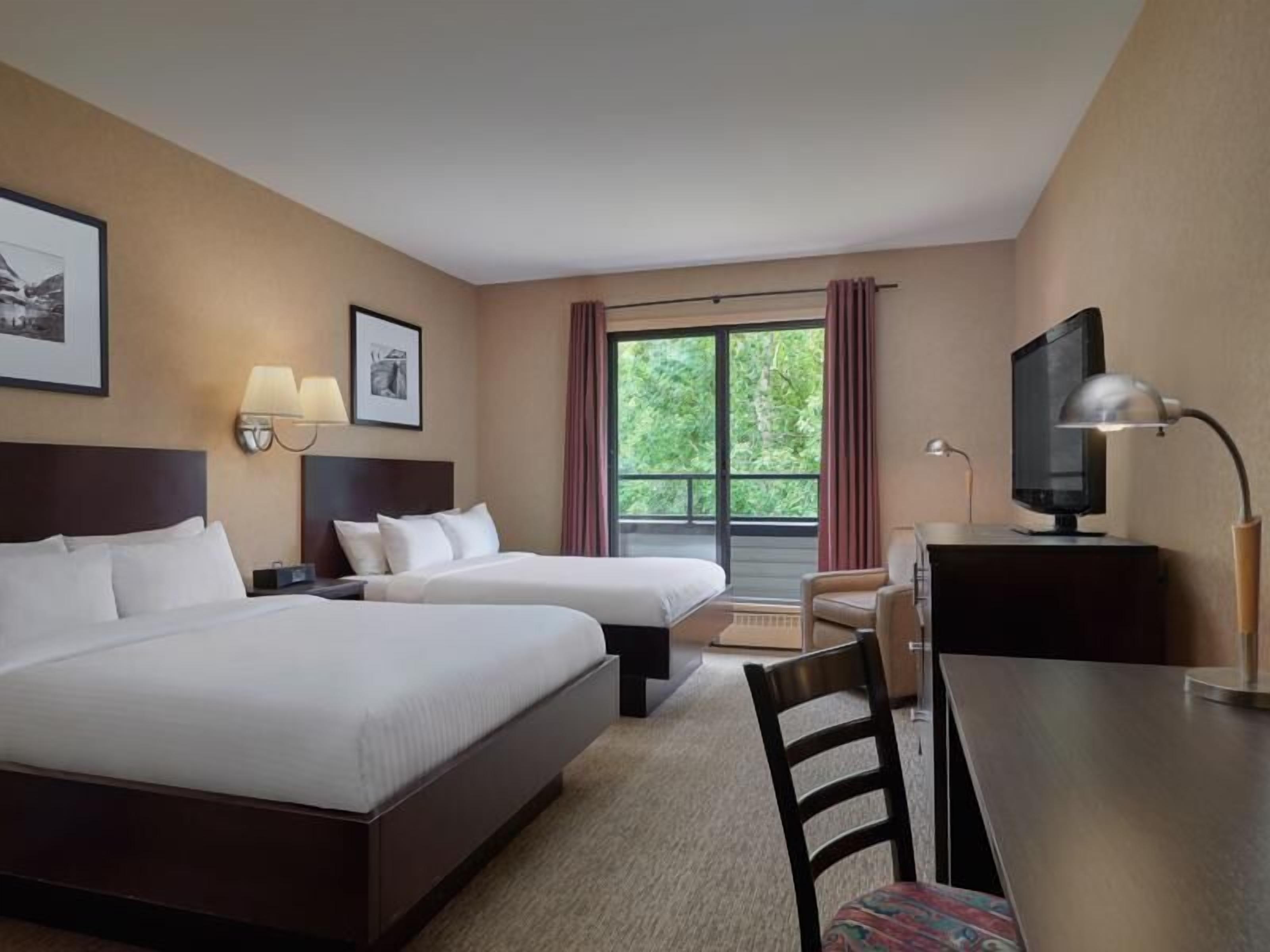 Premium bedding, in-room safe, desk, iron/ironing board