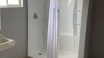 Room, 1 King Bed, Accessible | Bathroom