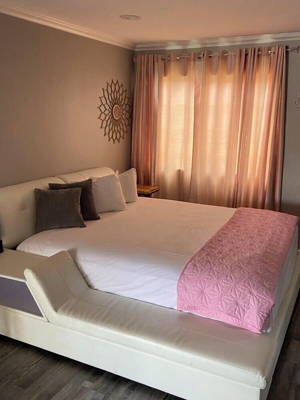 客房, 1 张特大床, 无障碍 | 高档床上用品、加厚床垫、遮光窗帘、免费 WiFi