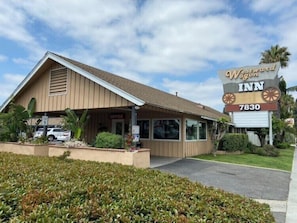 Vista frontal de la propiedad