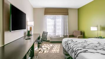 Quarto standard, 1 cama King e sofá-cama, para não fumantes (2 Person Sofa bed) | Cofres nos quartos, escrivaninha, quartos à prova de som
