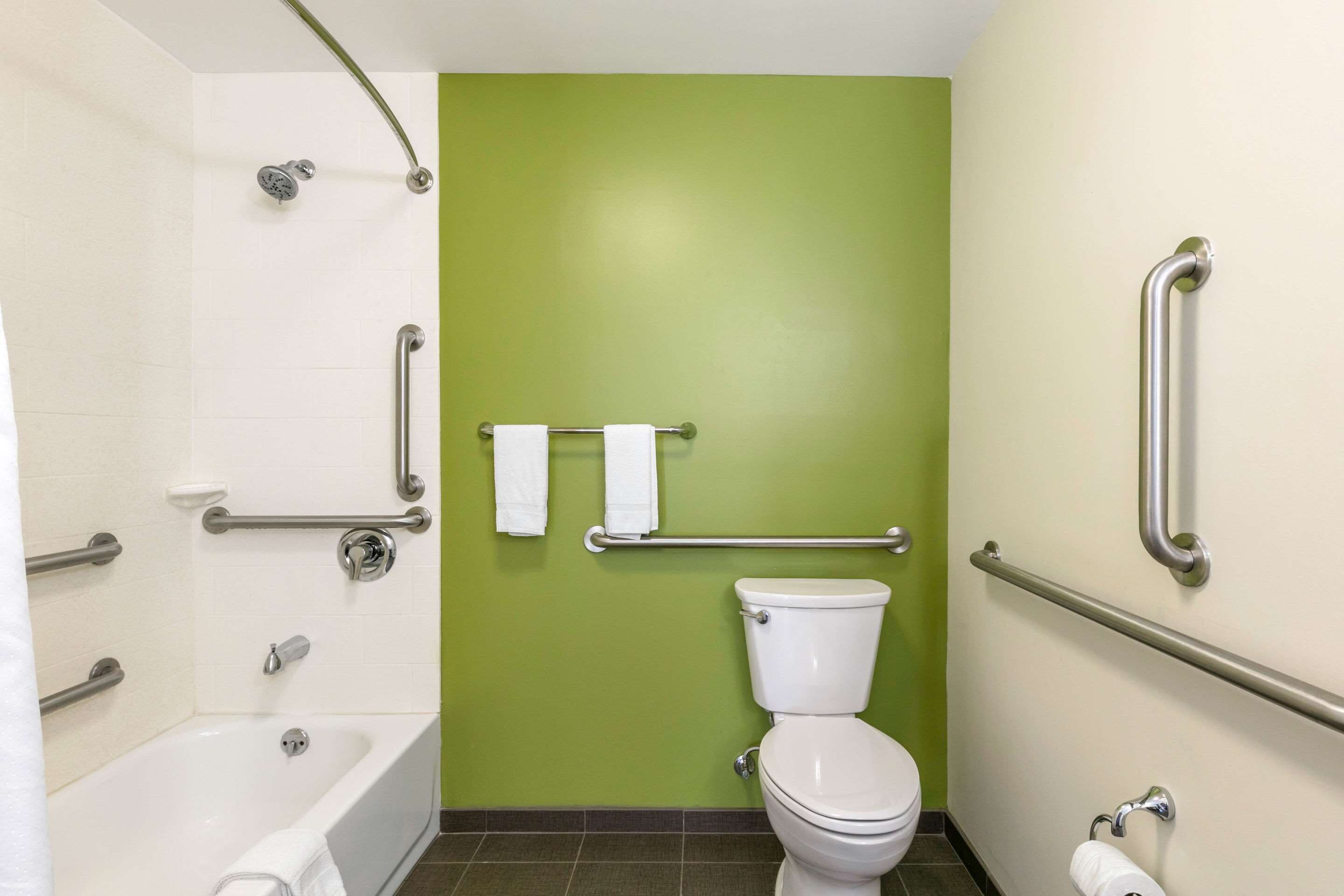 room, 2 queen beds, non smoking | bathroom | combined shower/bathtub, free toiletries, towels