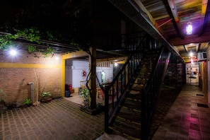 Courtyard - Posada los Tajibos (Puerto Iguazú)