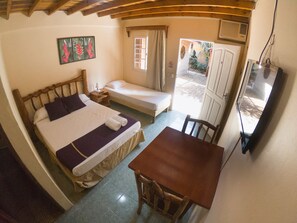 Chambre Familiale, plusieurs lits | Fer et planche à repasser, lits pliants/supplémentaires, Wi-Fi gratuit