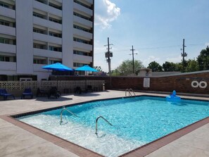 A rectangular swimming pool with two ladders, surrounded by a tiled deck. - Alder Hotel Uptown New Orleans (New Orleans)