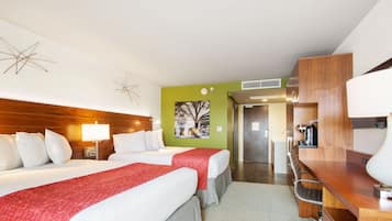 Quarto, 2 camas Queen, sacada | Cofres nos quartos, escrivaninha, espaço de trabalho para notebook