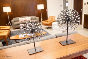 Coin salon dans le hall