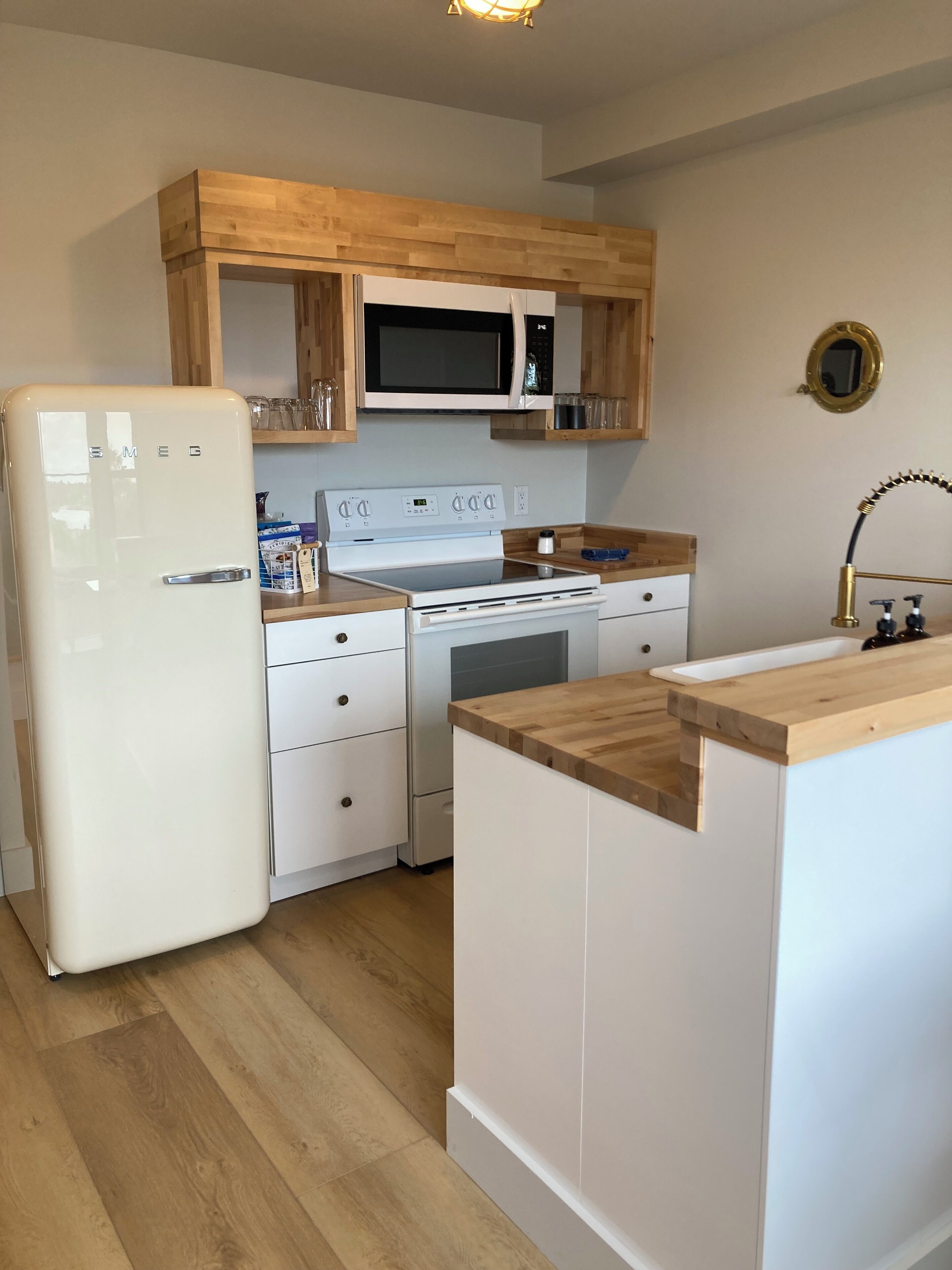 Premium Apartment, 1 Bedroom, Kitchen, Harbor View | Private kitchen | Coffee/tea maker, electric kettle, toaster