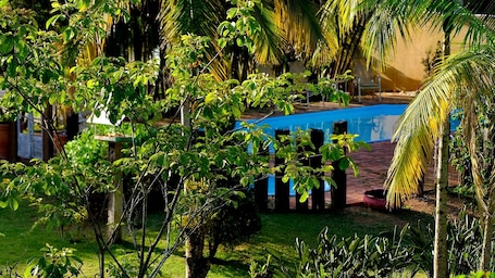 Una piscina al aire libre