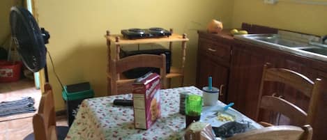 2 Habitaciones, Cocineta, Apartamento 2 | Área de sala de estar