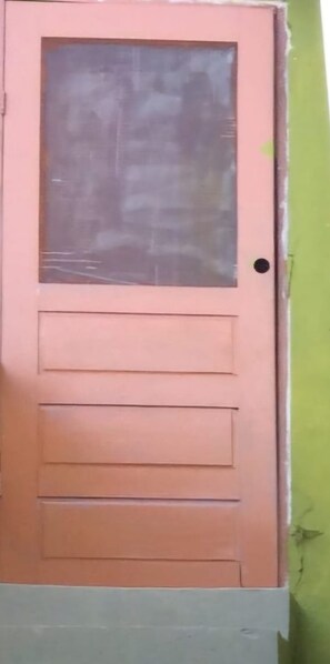 Une porte avec un panneau de verre et une poignée.
