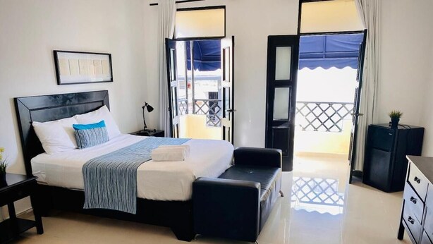 Pillow-top beds, in-room safe, desk, iron/ironing board - TAU Casa Conde (Santo Domingo)