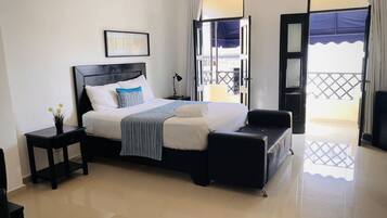 Colchones con acolchado adicional, caja fuerte, escritorio