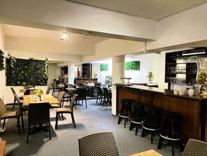 供應早餐、午餐、晚餐；本地及多國菜