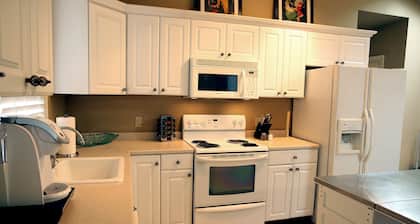 Central Blue Door....Newly Renovated Historic Midtown Cottage