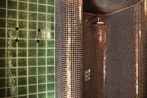 Shower, hair dryer, towels, soap - New Grand Budapest Apartment 120 sqm - ELEVATOR -  (Budapest)
