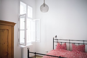 3 bedrooms, desk, WiFi, bed sheets